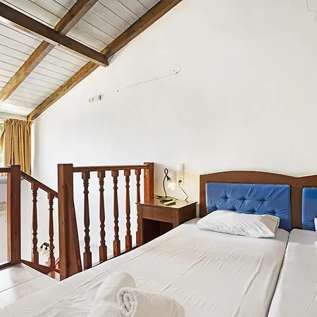 Apartment Mezoneta 4 *